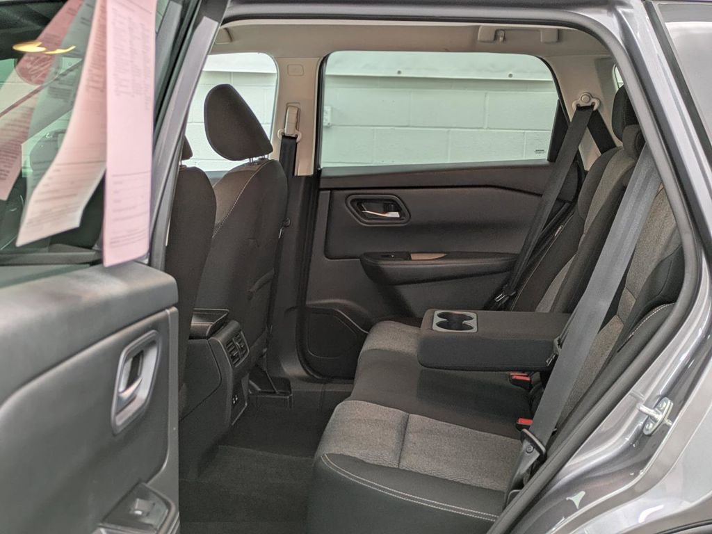 Used 2024 Nissan Rogue SV image 11