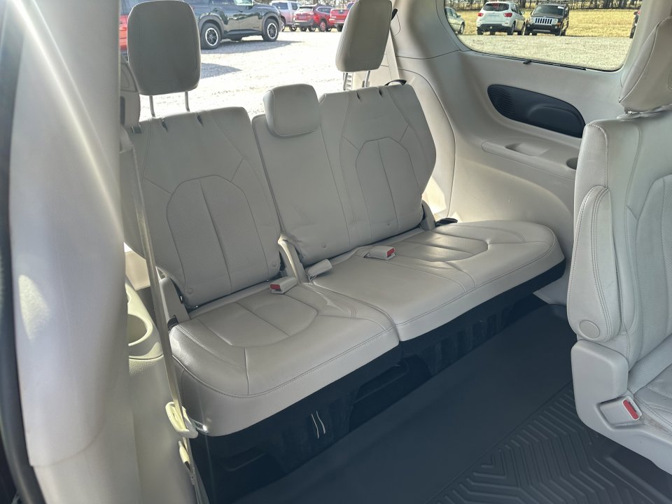 Used 2017 Chrysler Pacifica Touring-L Plus w/ Advanced Safetytec Group FWD image 22