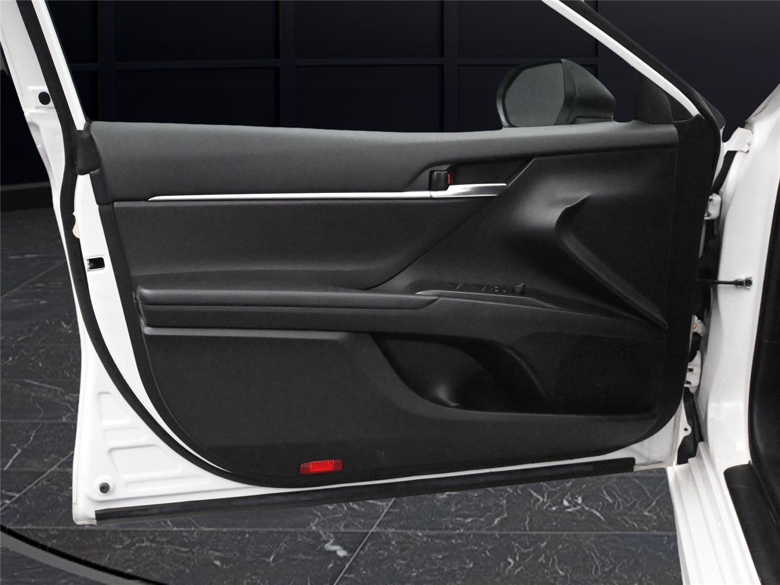 Used 2023 Toyota Camry SE image 9