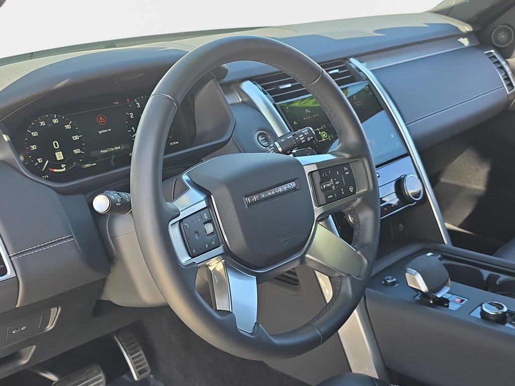 Used 2025 Land Rover Discovery Dynamic SE AWD/4WD image 18
