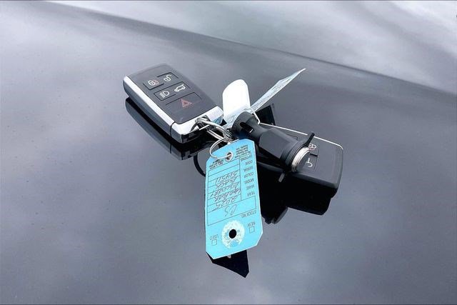 Used 2025 Land Rover Discovery Dynamic SE image 12