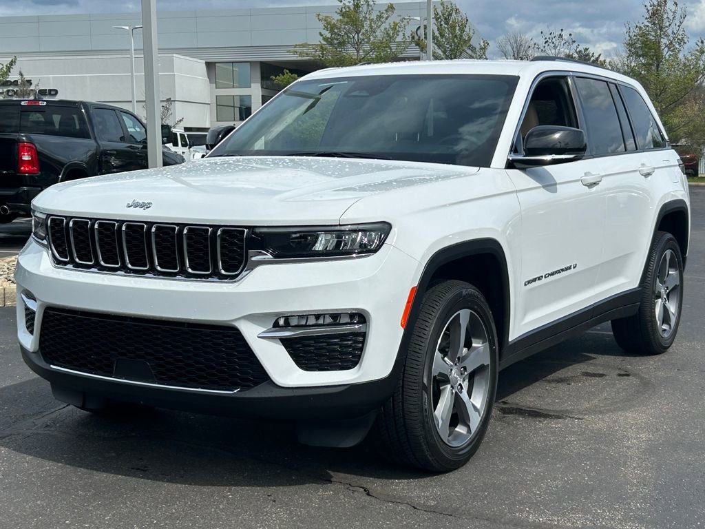 Certified 2023 Jeep Grand Cherokee Limited w/ Trailer Tow Prep Group (B) AWD/4WD image 3