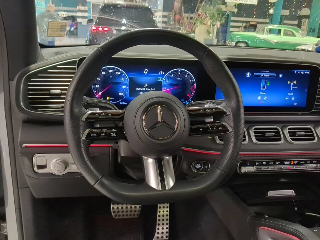 Used 2025 Mercedes-Benz GLS 580 4MATIC image 2