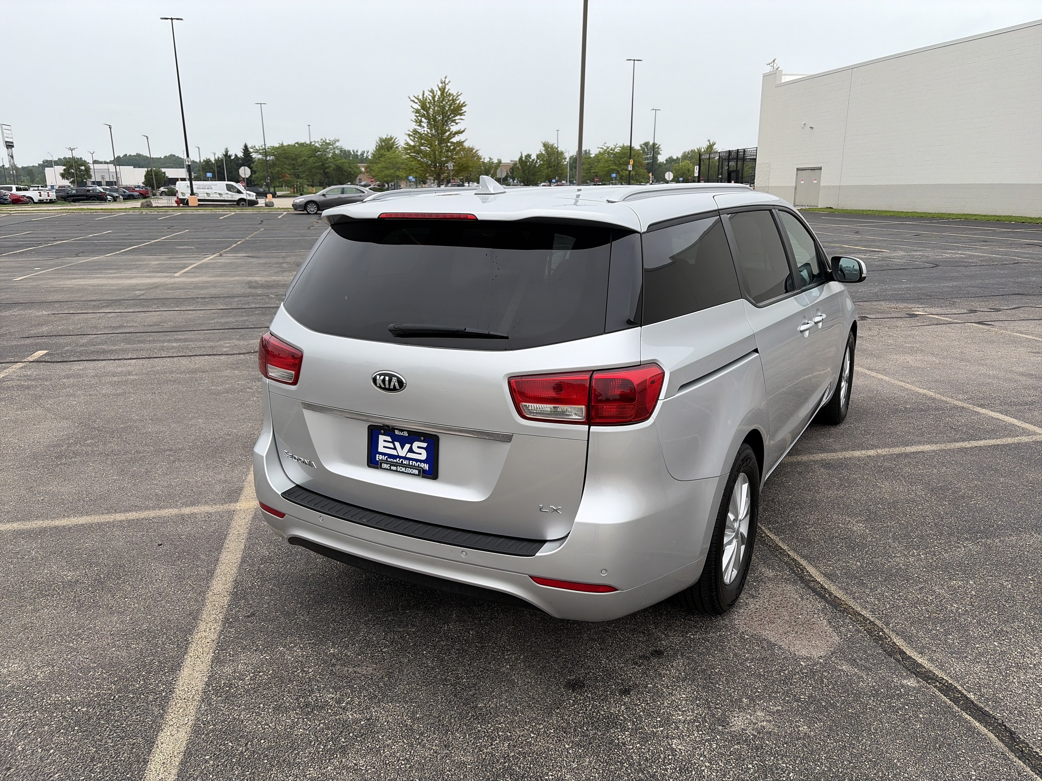 Used 2017 Kia Sedona LX w/ LX Essentials Premium Package FWD image 6