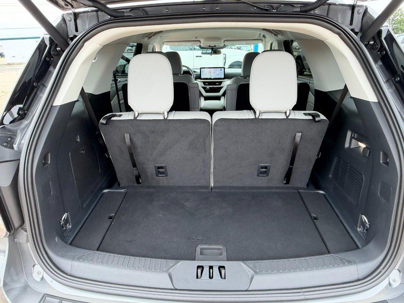 Used 2025 Ford Explorer Active w/ Active Comfort Package AWD/4WD image 12