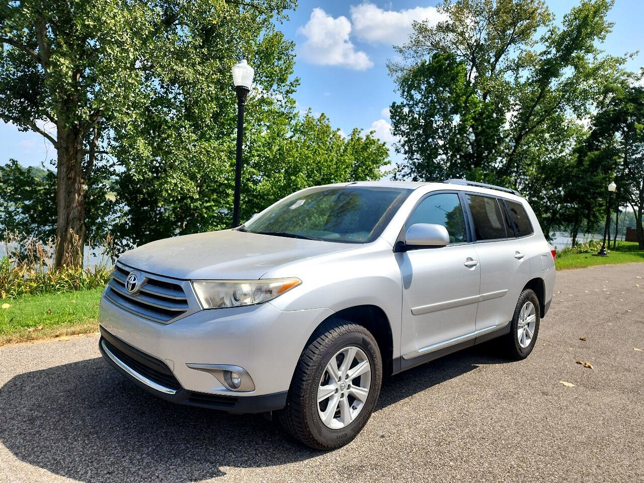 Used 2013 Toyota Highlander 4WD image 1