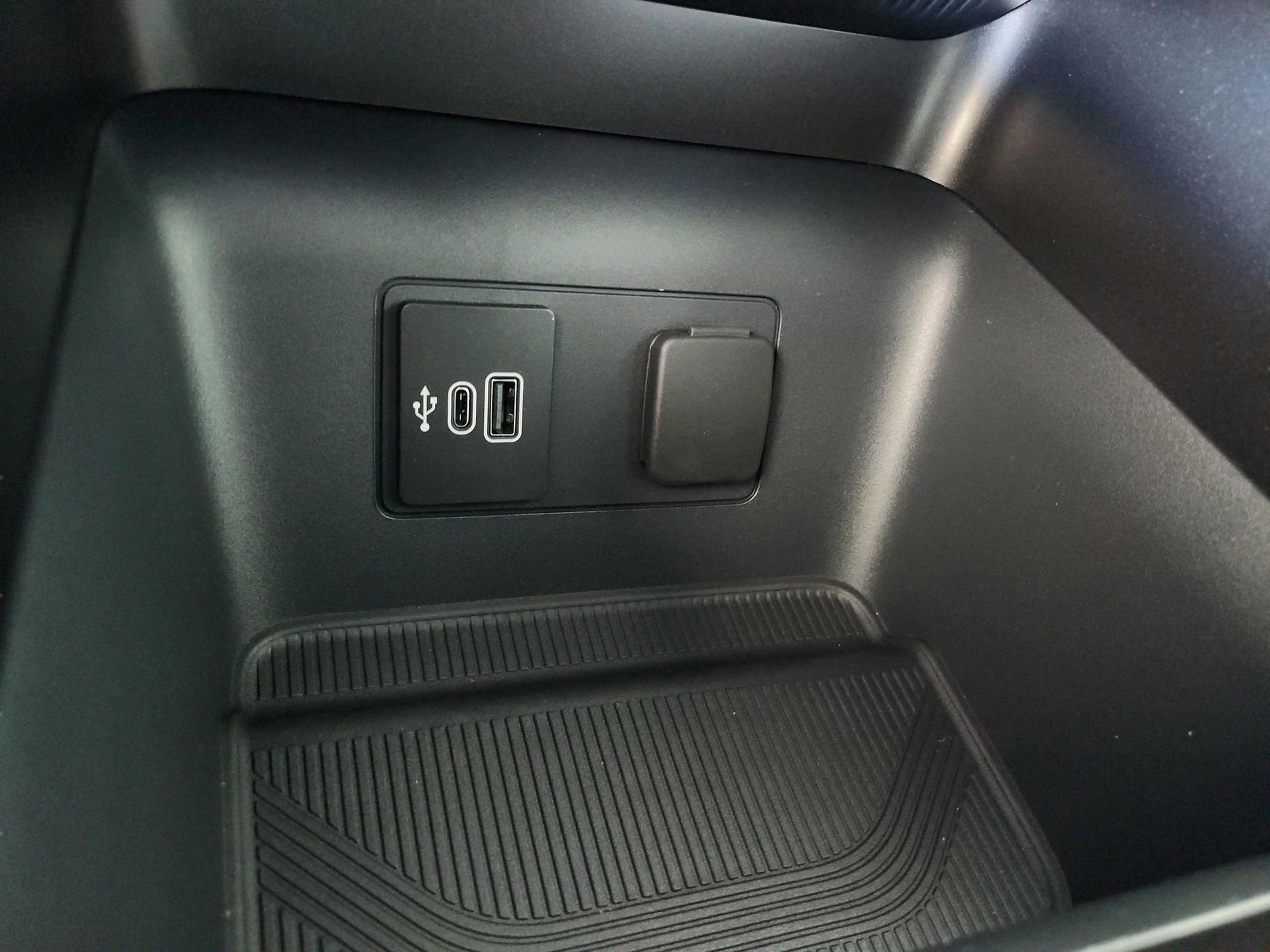 New 2026 Ford Explorer Active image 30