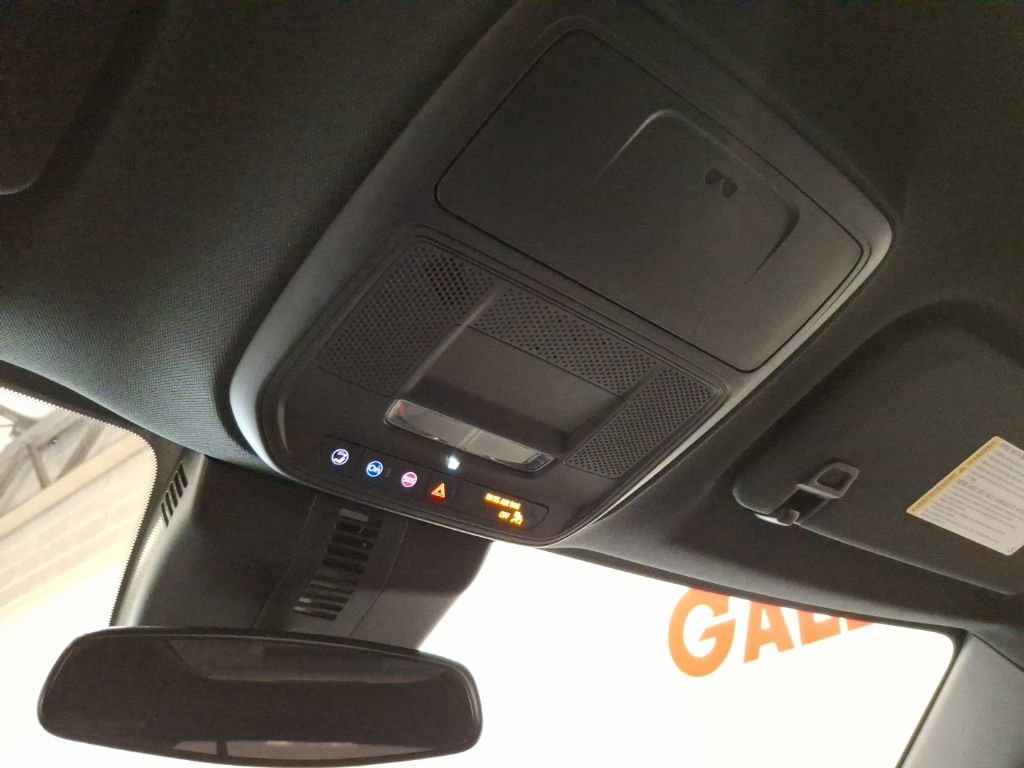 Used 2025 Chevrolet Traverse LT image 29