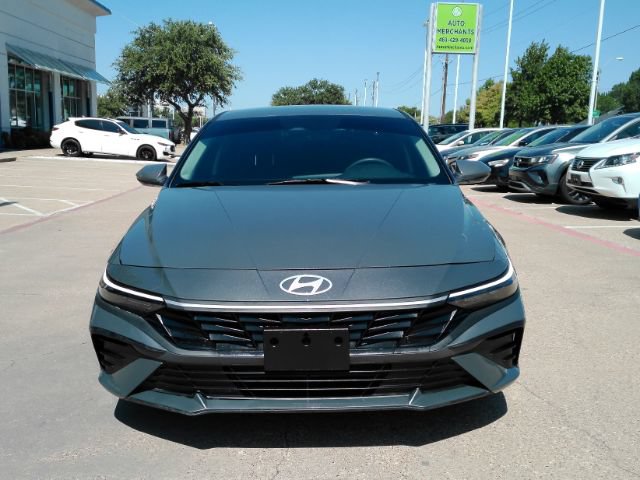Used 2026 Hyundai Elantra SE FWD image 2