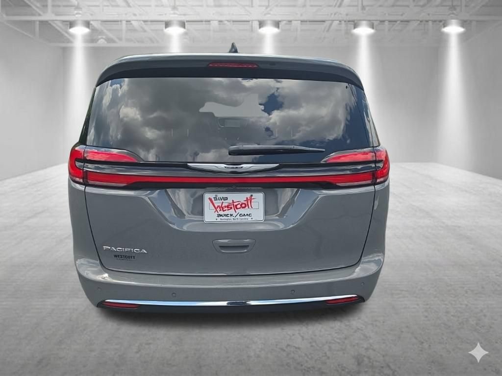 Used 2025 Chrysler Pacifica Select FWD image 5