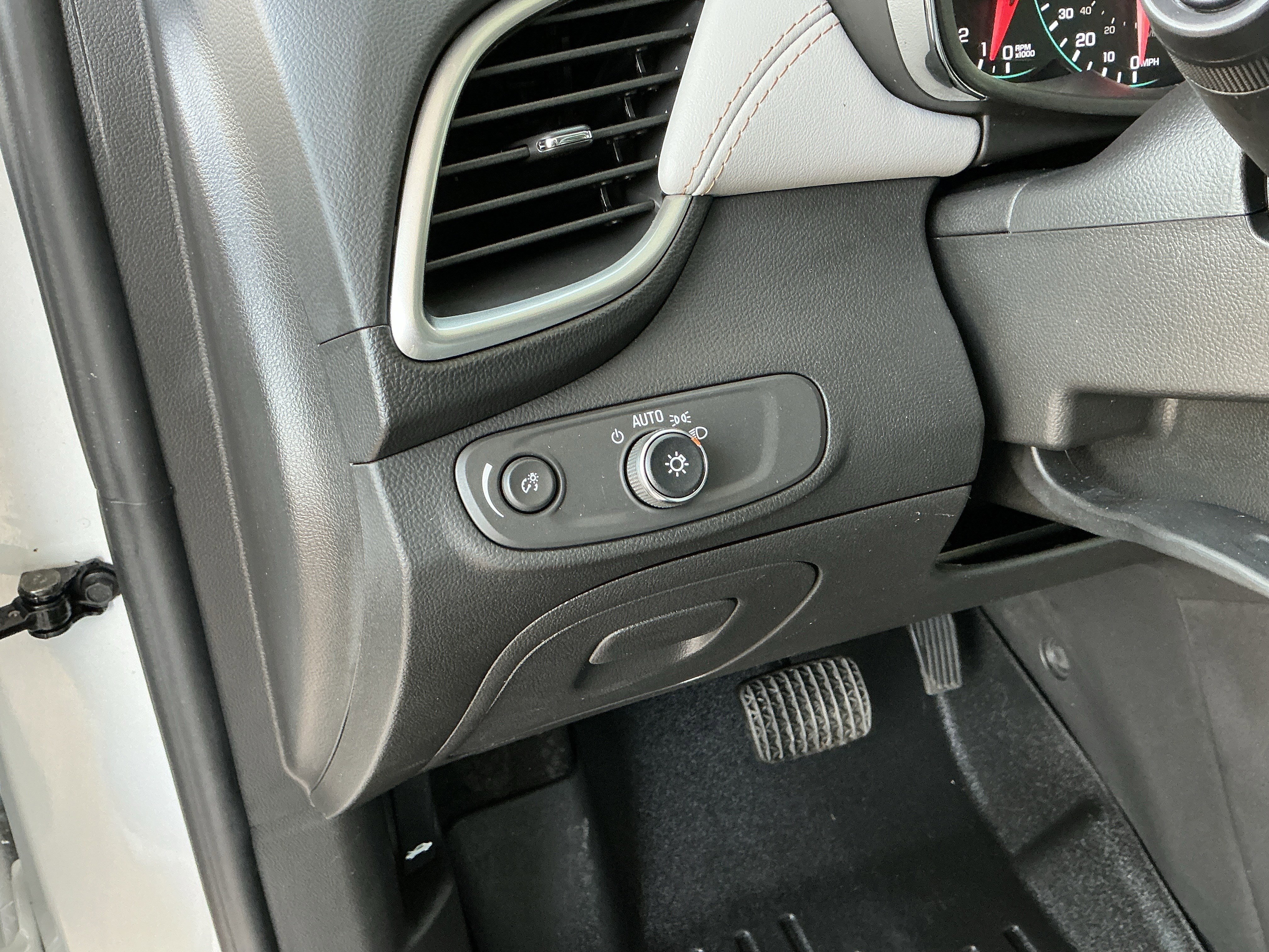 Used 2022 Chevrolet Trax LT w/ LT Convenience Package image 26