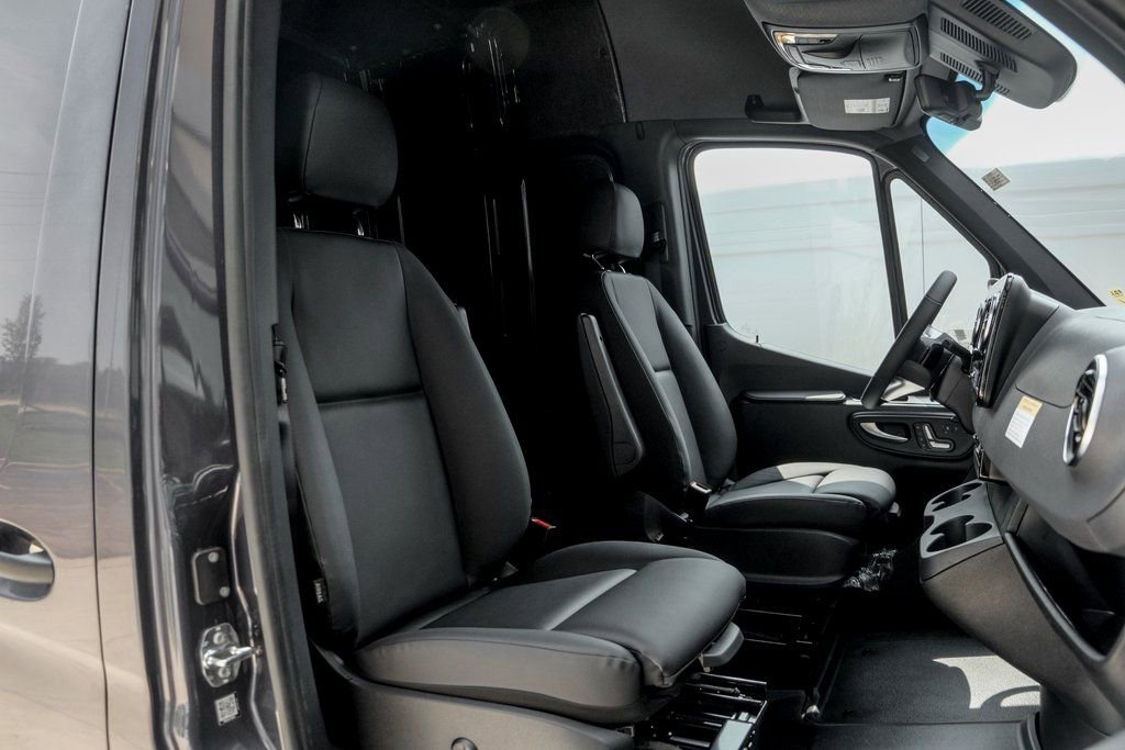 Used 2025 Mercedes-Benz Sprinter 2500 image 24