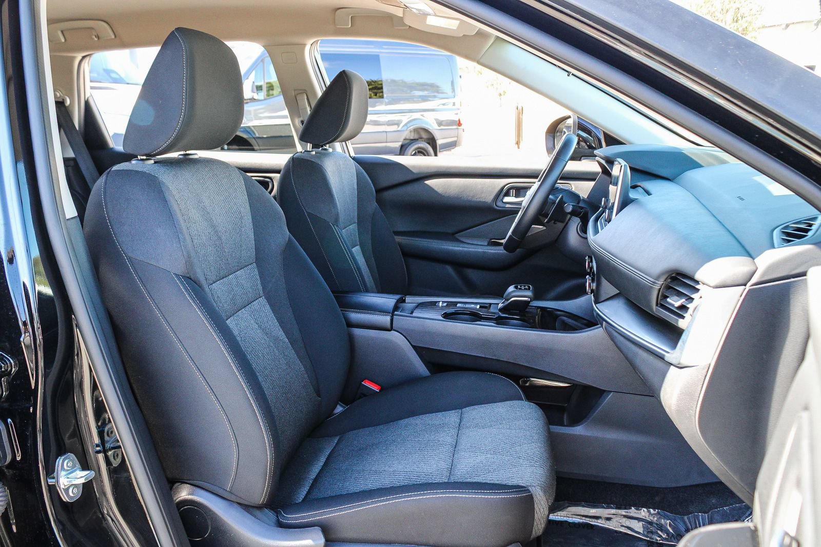 Used 2025 Nissan Rogue SV FWD image 18