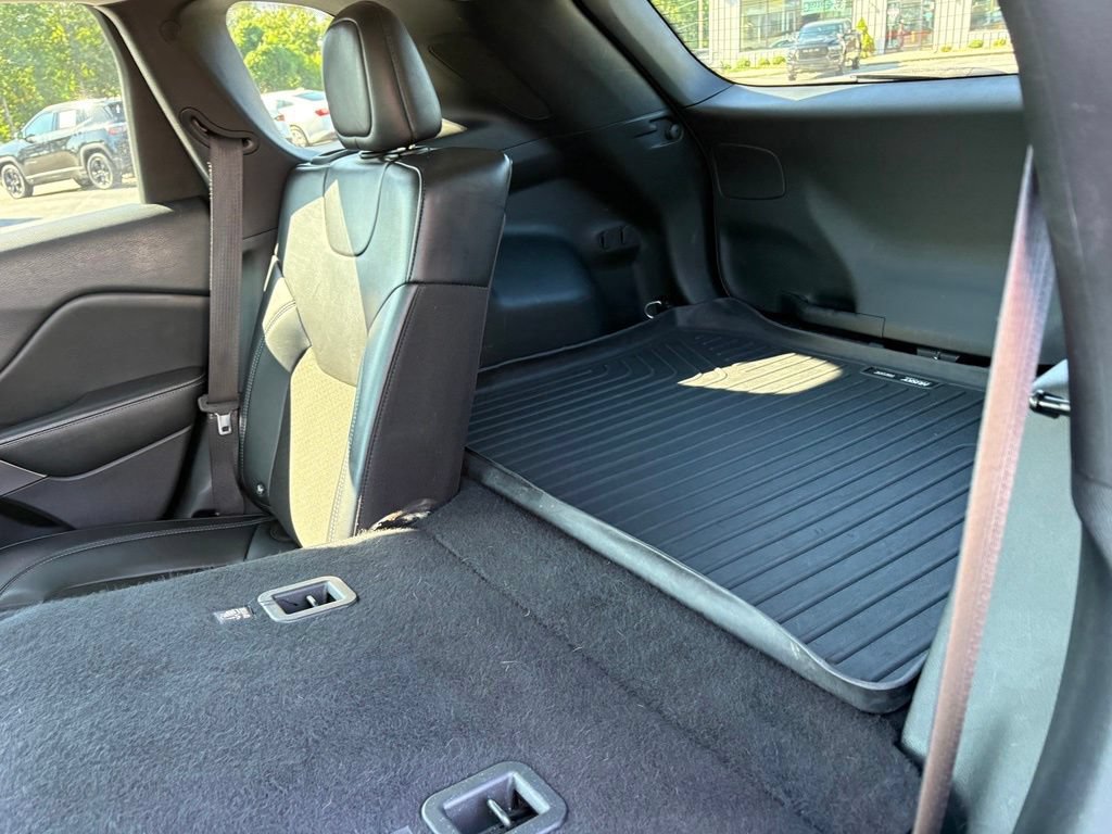 Used 2019 Jeep Cherokee Latitude Plus w/ Cold Weather Group AWD/4WD image 20