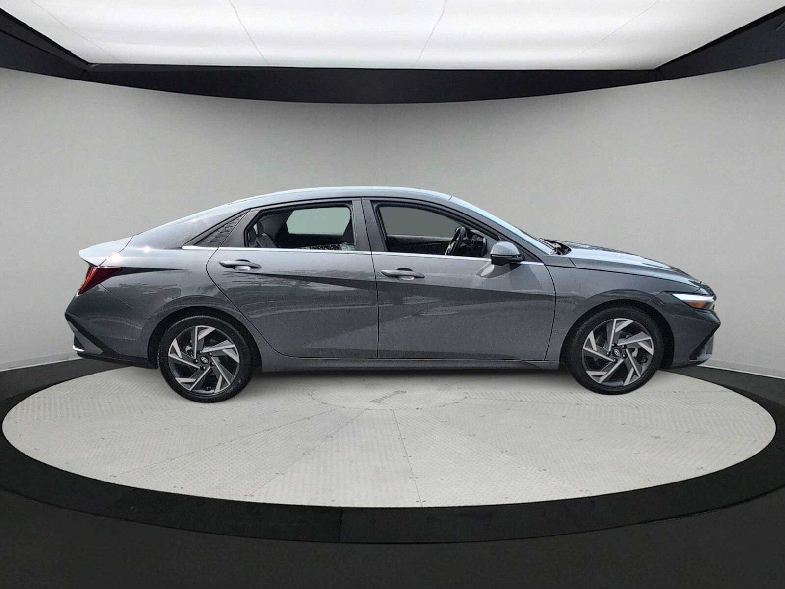 Used 2024 Hyundai Elantra Limited FWD image 9