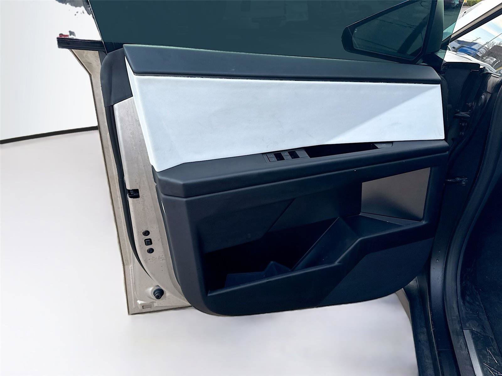 Used 2024 Tesla Cybertruck AWD Crew Cab image 13