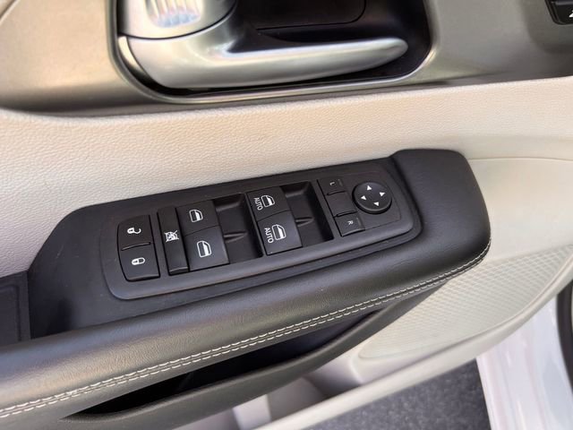 Used 2024 Chrysler Pacifica Select image 13