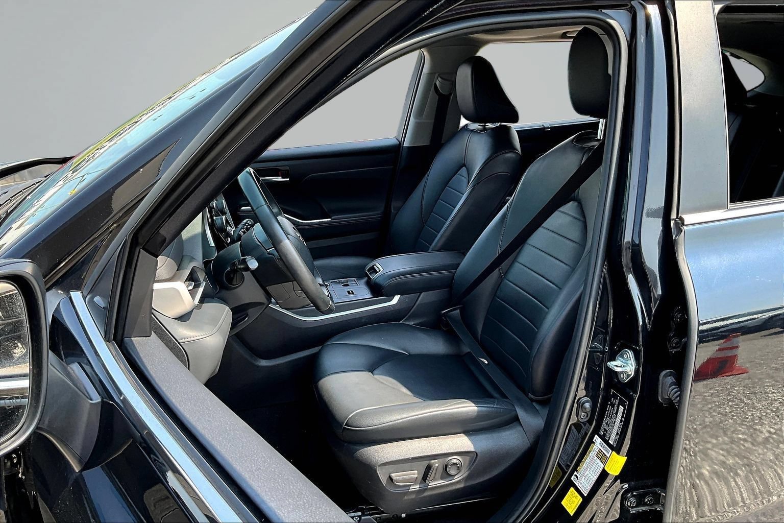 Used 2023 Toyota Highlander XLE FWD image 19