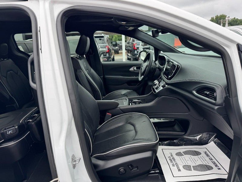 Used 2025 Chrysler Pacifica Limited FWD image 19