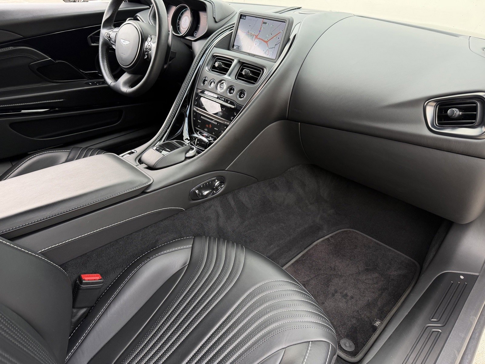 Used 2021 Aston Martin DB11 Coupe image 17