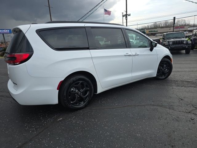 Used 2026 Chrysler Pacifica Premium image 8
