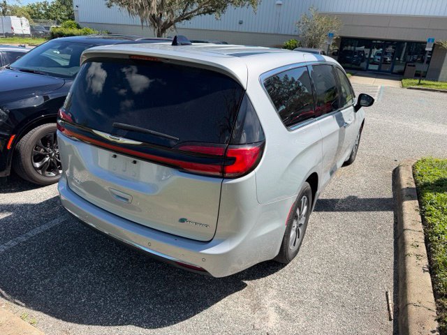 Used 2023 Chrysler Pacifica Touring-L FWD image 8