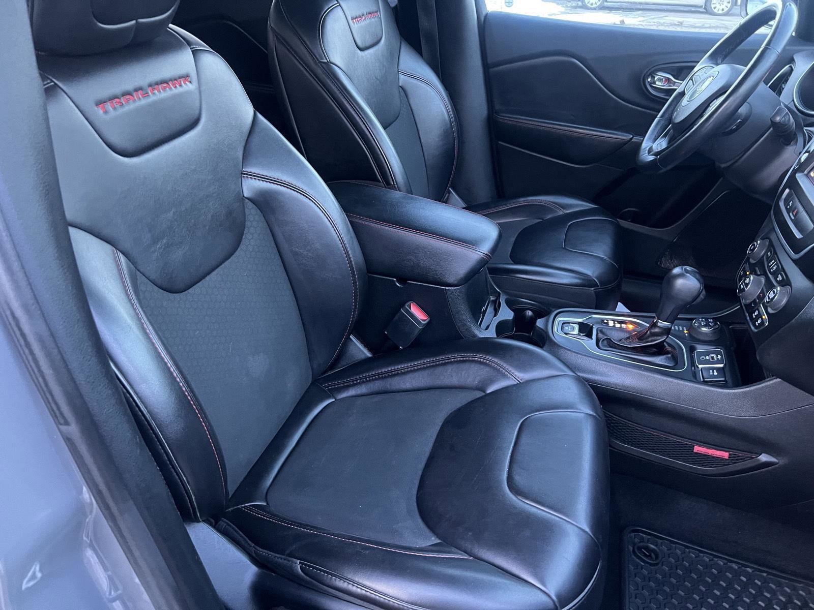 Used 2019 Jeep Cherokee Trailhawk w/ Cold Weather Group image 28