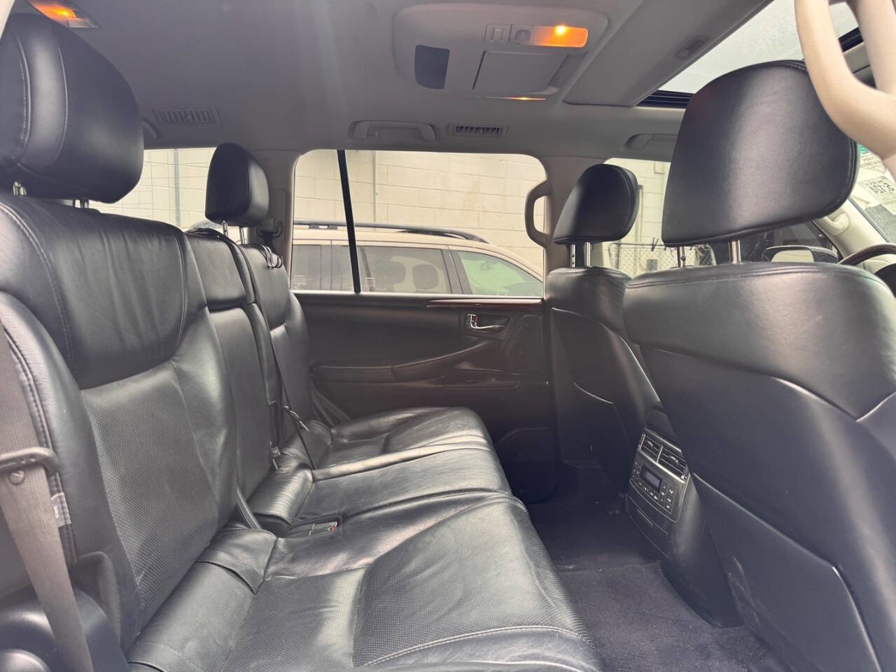 Used 2011 Lexus LX 570 4WD w/ Luxury Pkg image 8