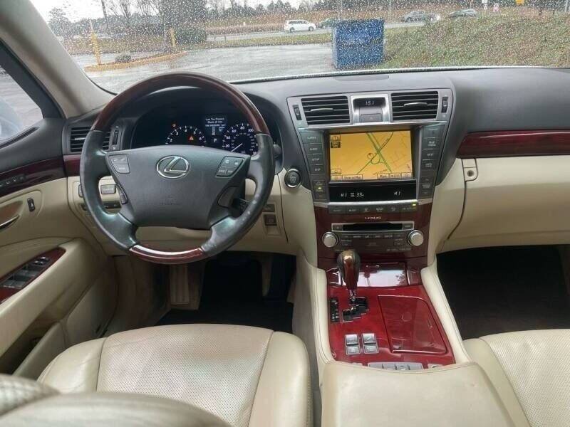 Used 2010 Lexus LS 460 L w/ Luxury Pkg RWD image 3