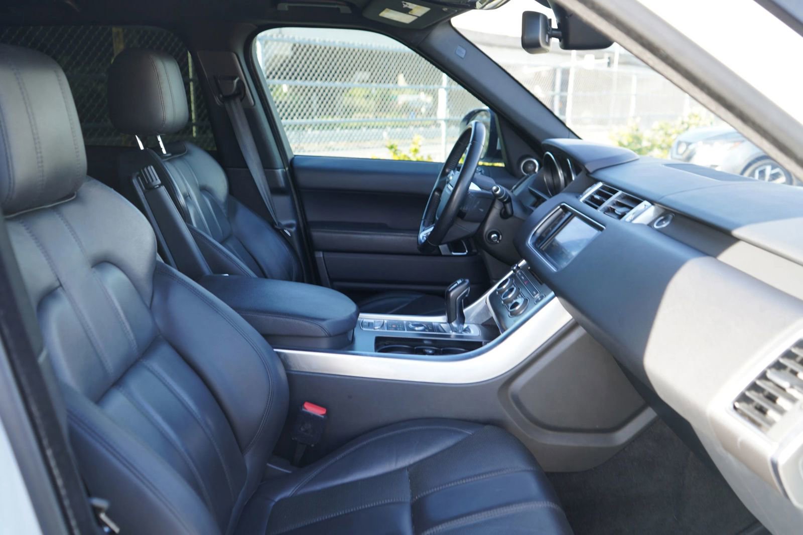 Used 2016 Land Rover Range Rover Sport SE image 18