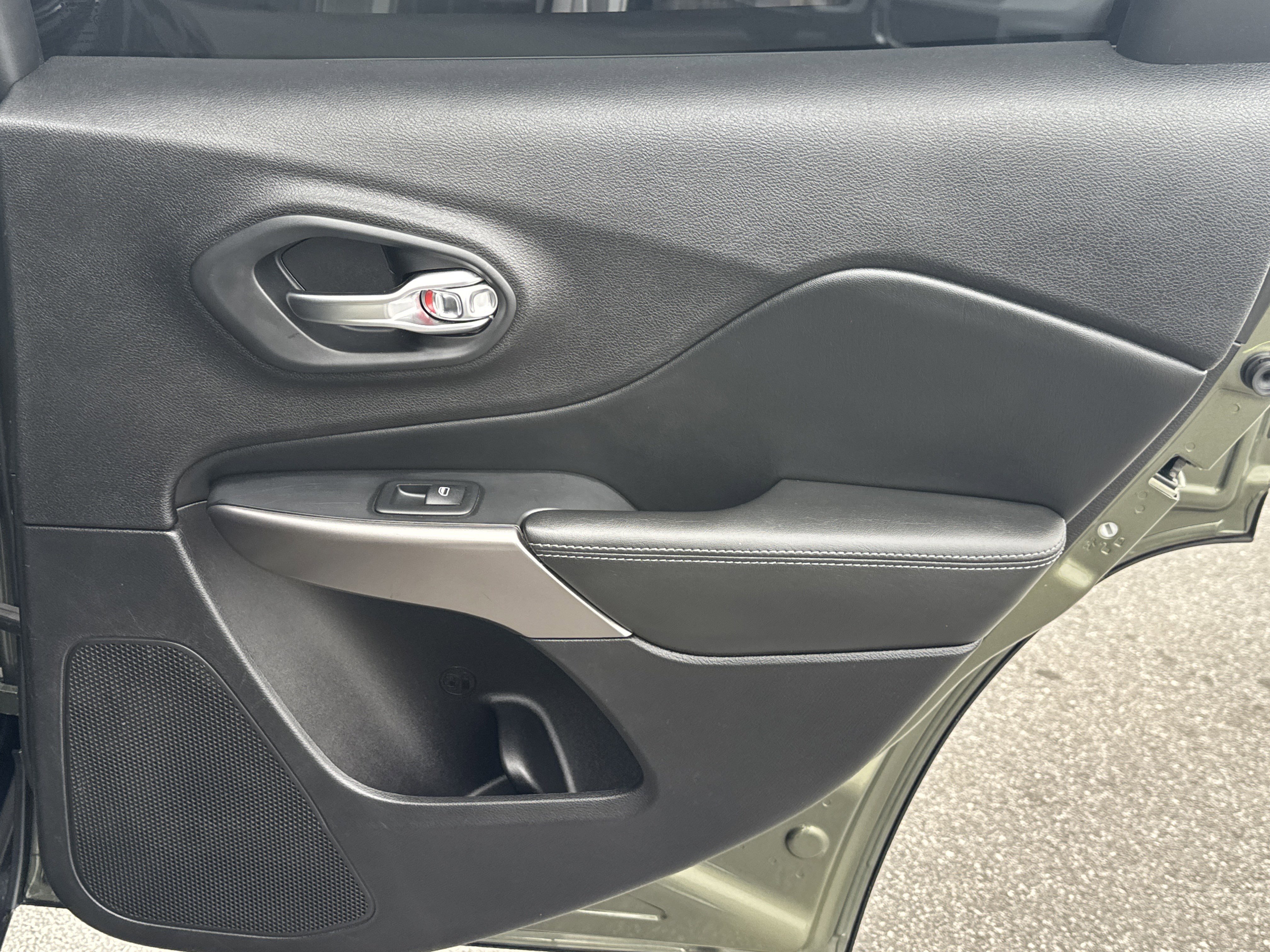 Used 2019 Jeep Cherokee Latitude w/ Popular Appearance Group image 19