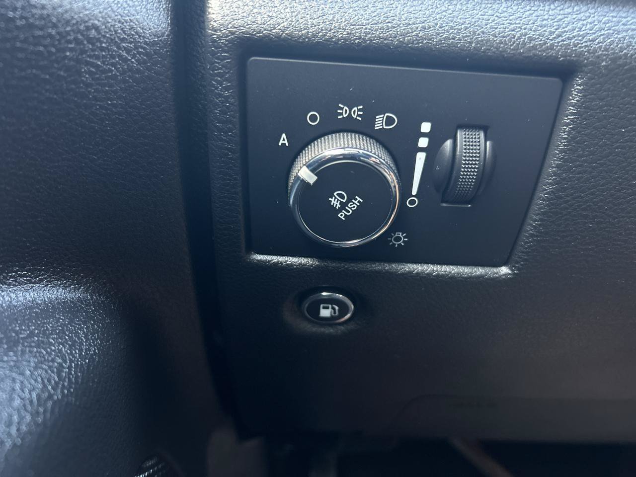 Used 2021 Jeep Grand Cherokee Laredo X AWD/4WD image 25