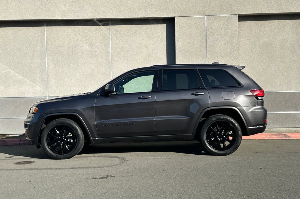 Used 2017 Jeep Grand Cherokee Altitude image 7