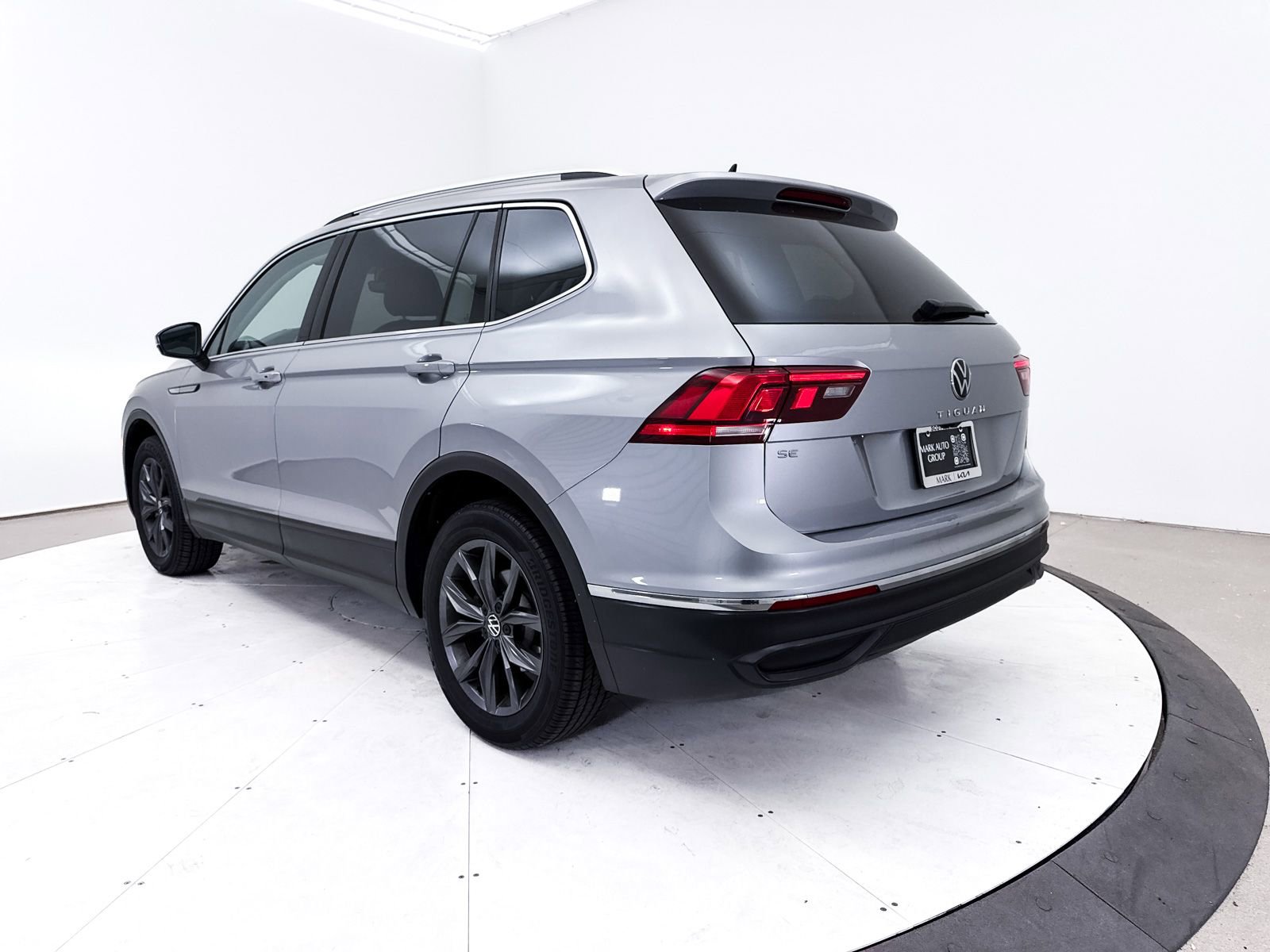 Used 2022 Volkswagen Tiguan SE w/ Panoramic Sunroof Package image 15