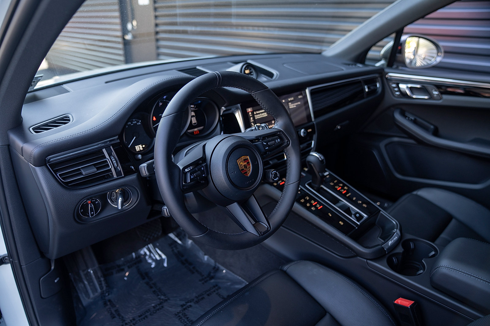 Certified 2026 Porsche Macan Turbo AWD/4WD image 4