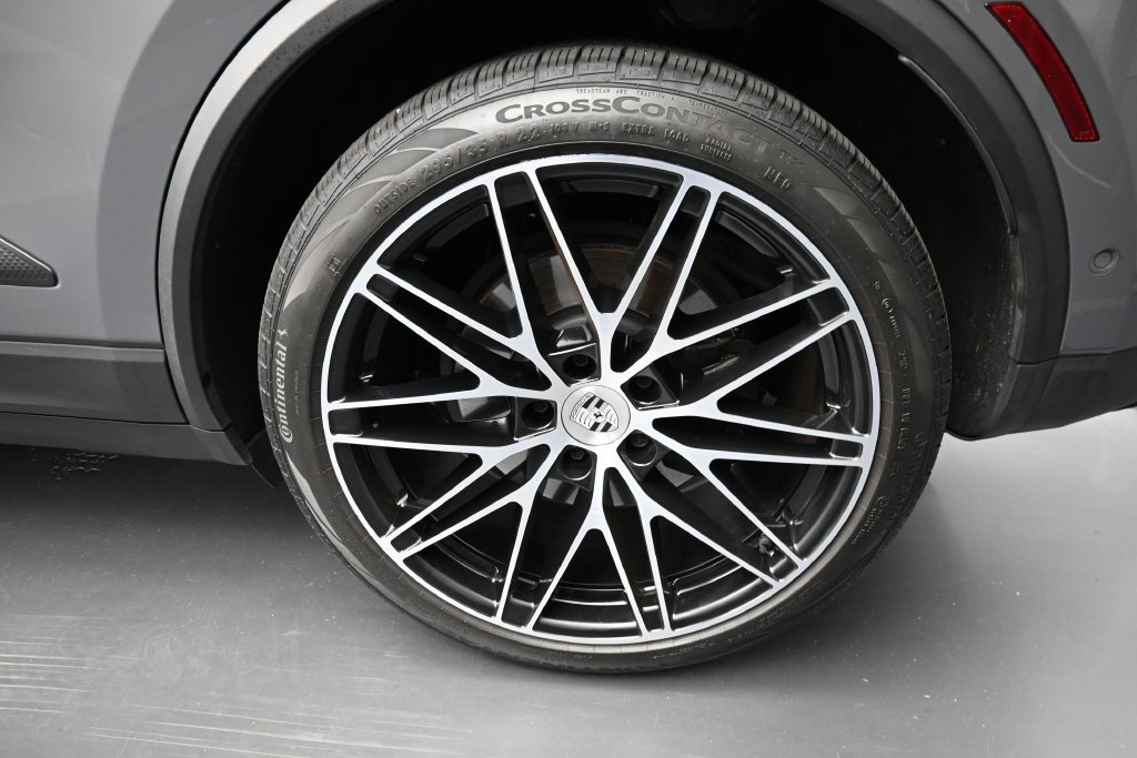 Certified 2025 Porsche Macan Electric RWD image 9