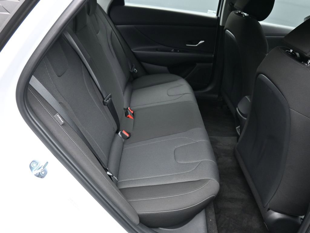 Certified 2025 Hyundai Elantra SE image 23
