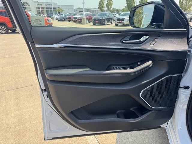 New 2025 Jeep Grand Cherokee Overland w/ Luxury Tech Group IV image 8