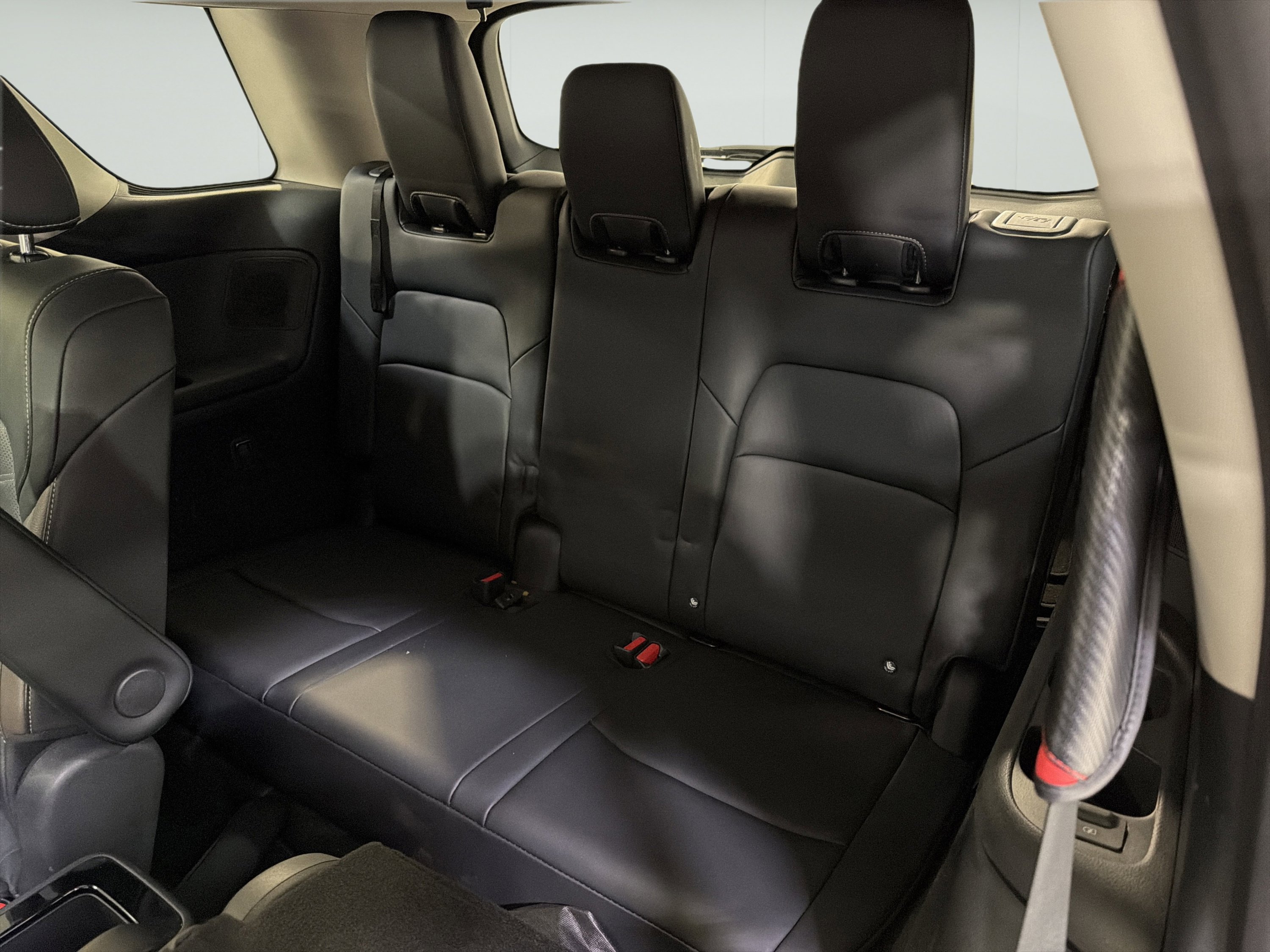 Used 2022 Nissan Pathfinder Platinum w/ Cargo Package FWD image 12