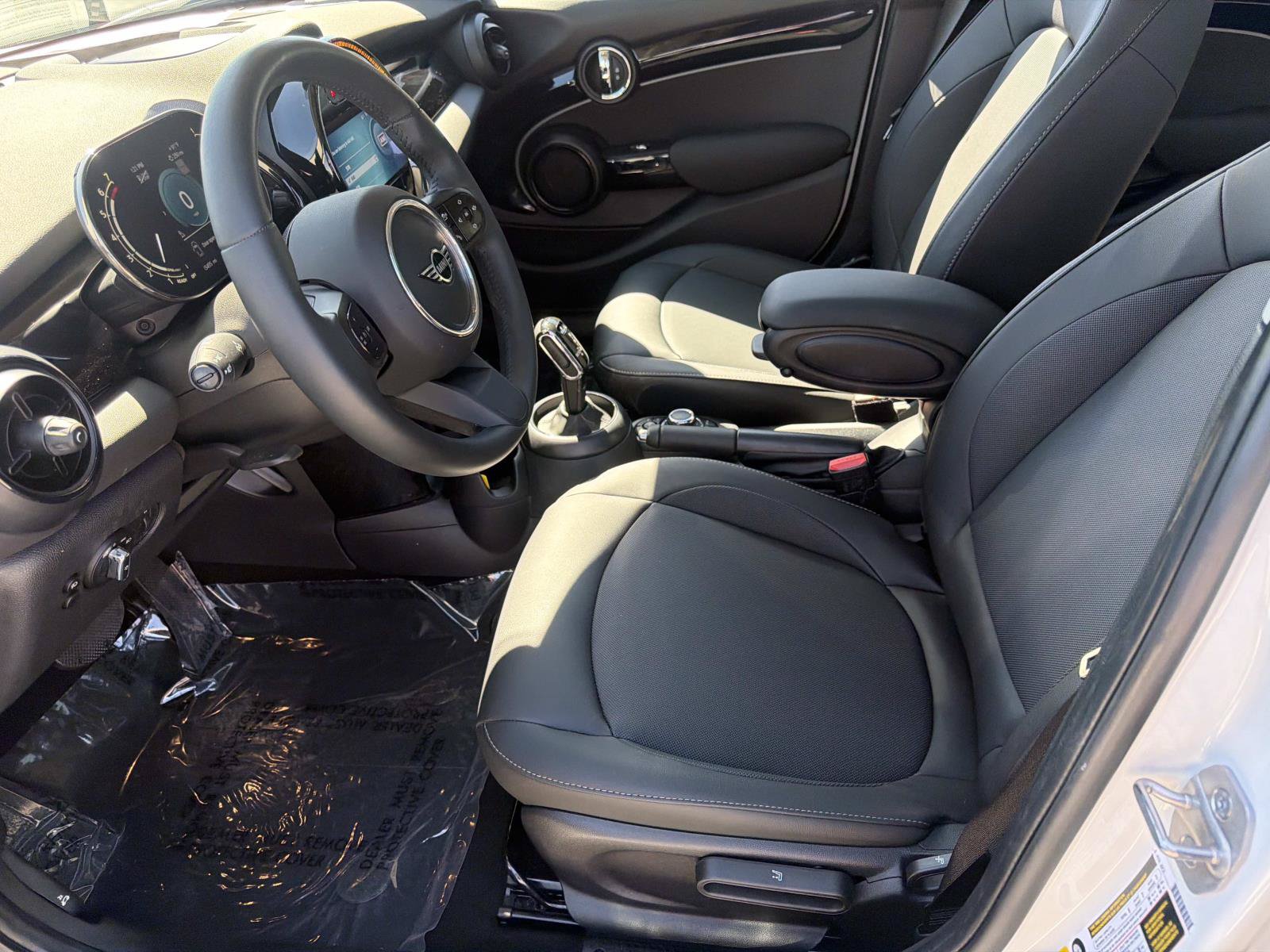Used 2024 MINI Cooper 4-Door Hardtop FWD image 14