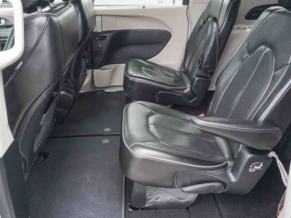 Used 2018 Chrysler Pacifica Limited FWD image 16