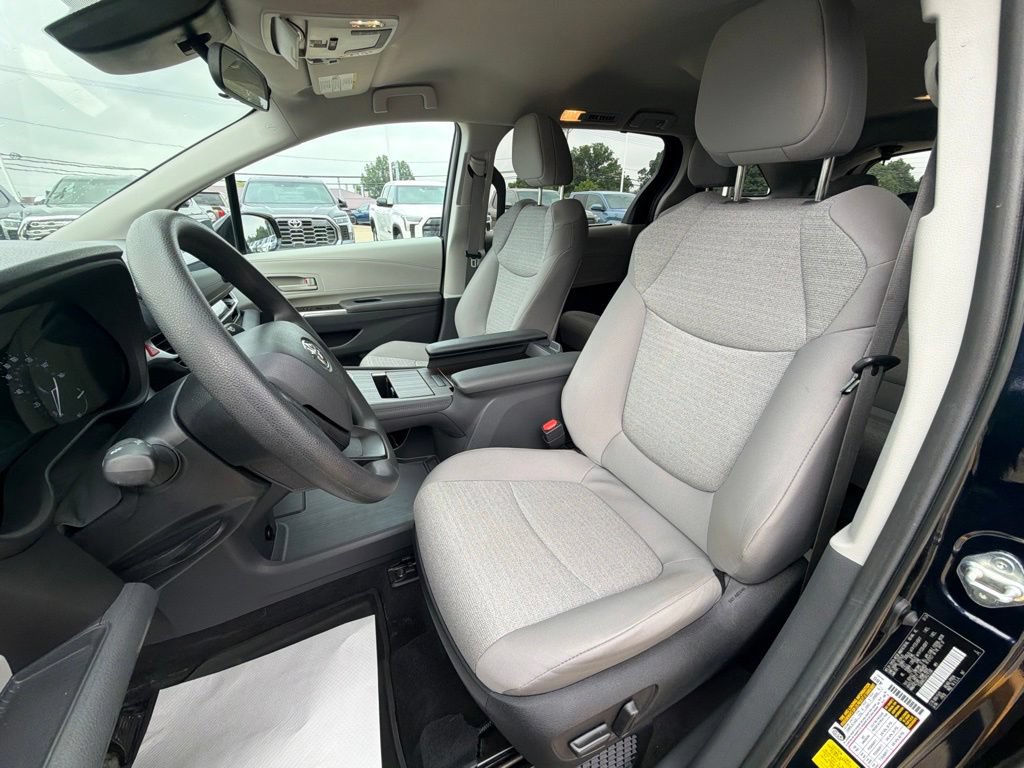 Used 2024 Toyota Sienna LE FWD image 9