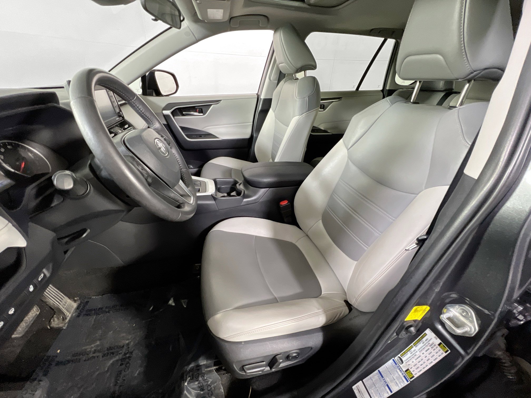 Used 2021 Toyota RAV4 XLE Premium image 20