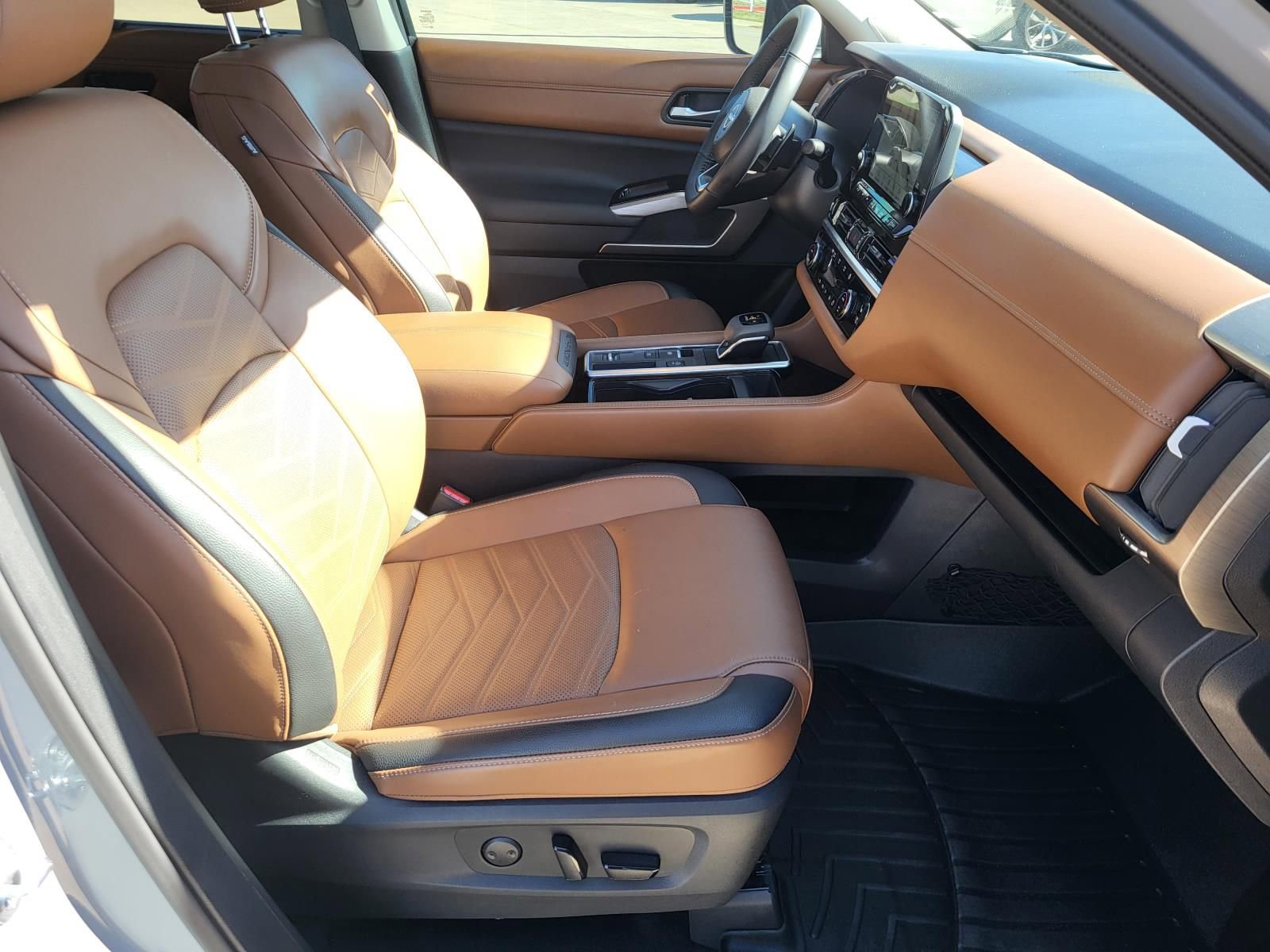 Used 2024 Nissan Pathfinder Platinum w/ Cargo Package image 15