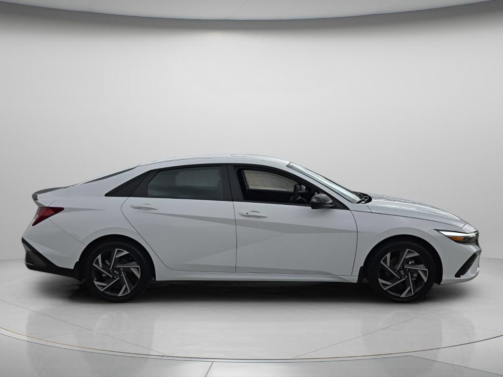 Certified 2025 Hyundai Elantra SEL FWD image 4