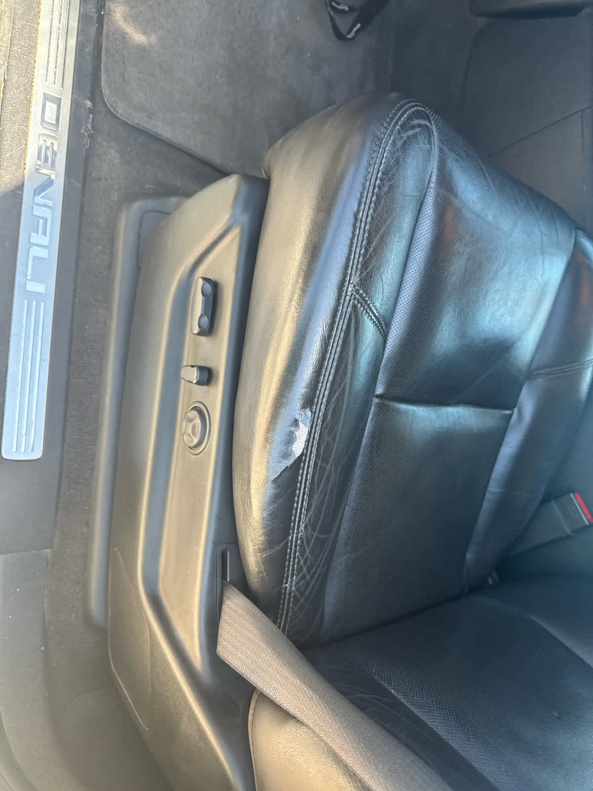 Used 2010 GMC Yukon XL Denali RWD image 10