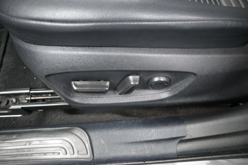 Used 2020 Toyota Camry SE FWD image 13