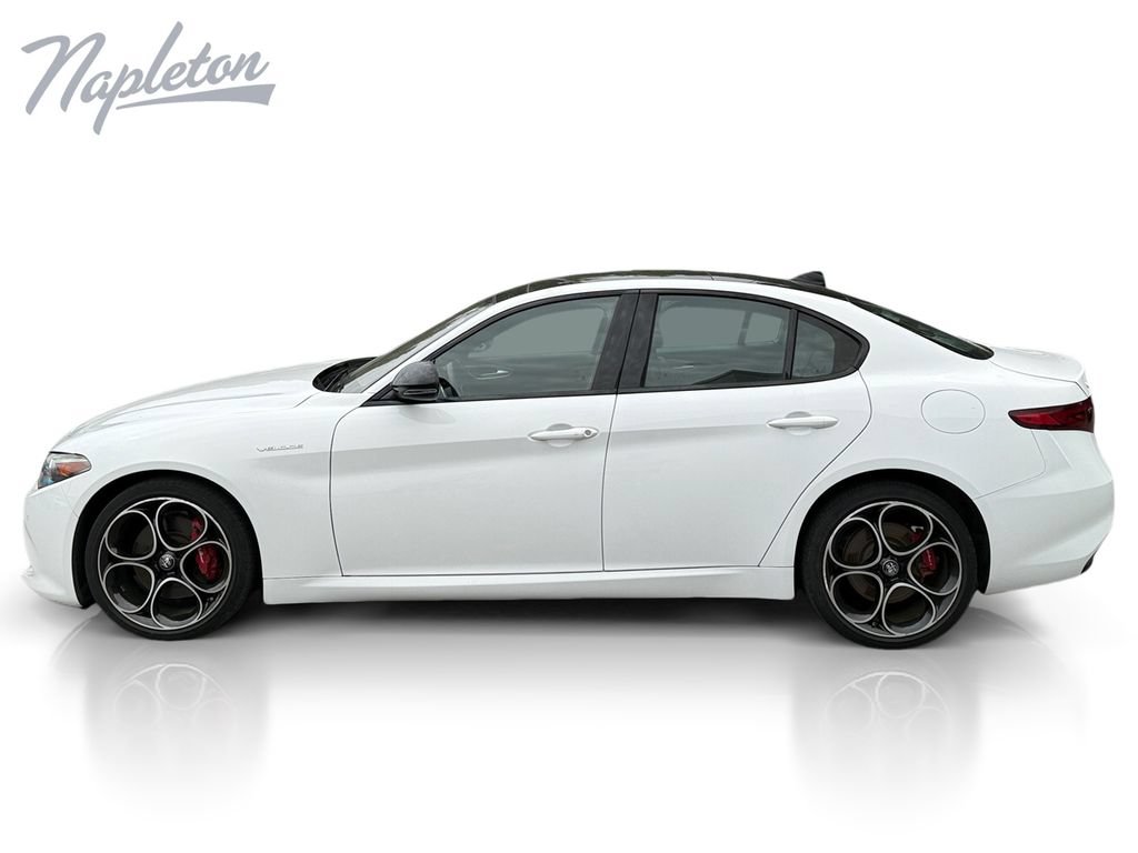 Used 2022 Alfa Romeo Giulia Veloce AWD/4WD image 2