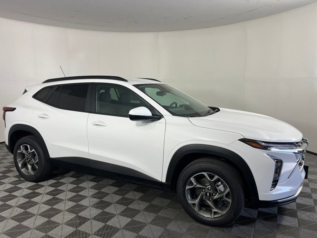 New 2026 Chevrolet Trax LT w/ LT Convenience Package FWD image 2