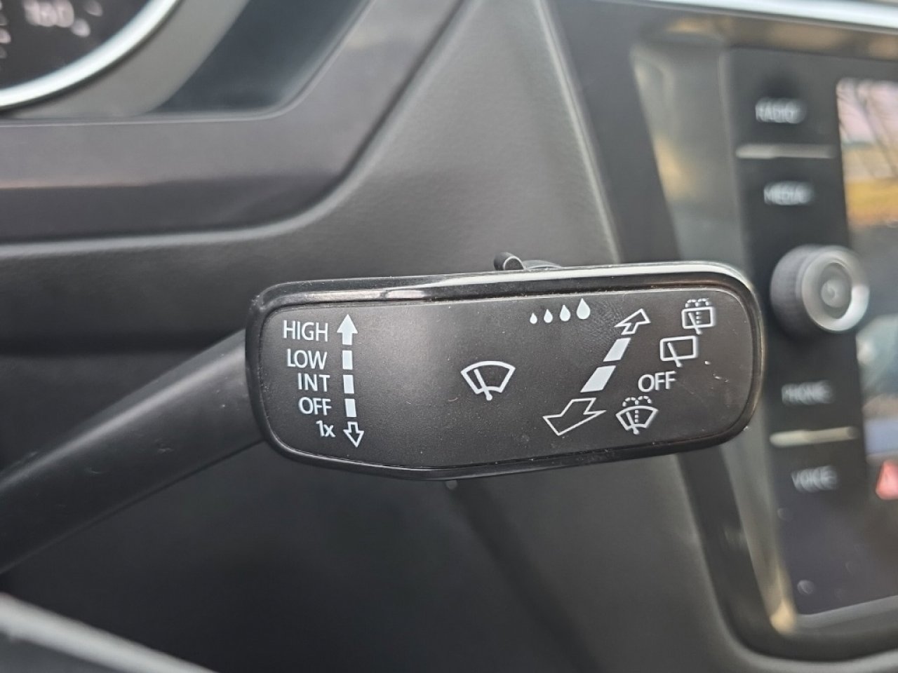 Used 2021 Volkswagen Tiguan SE image 35